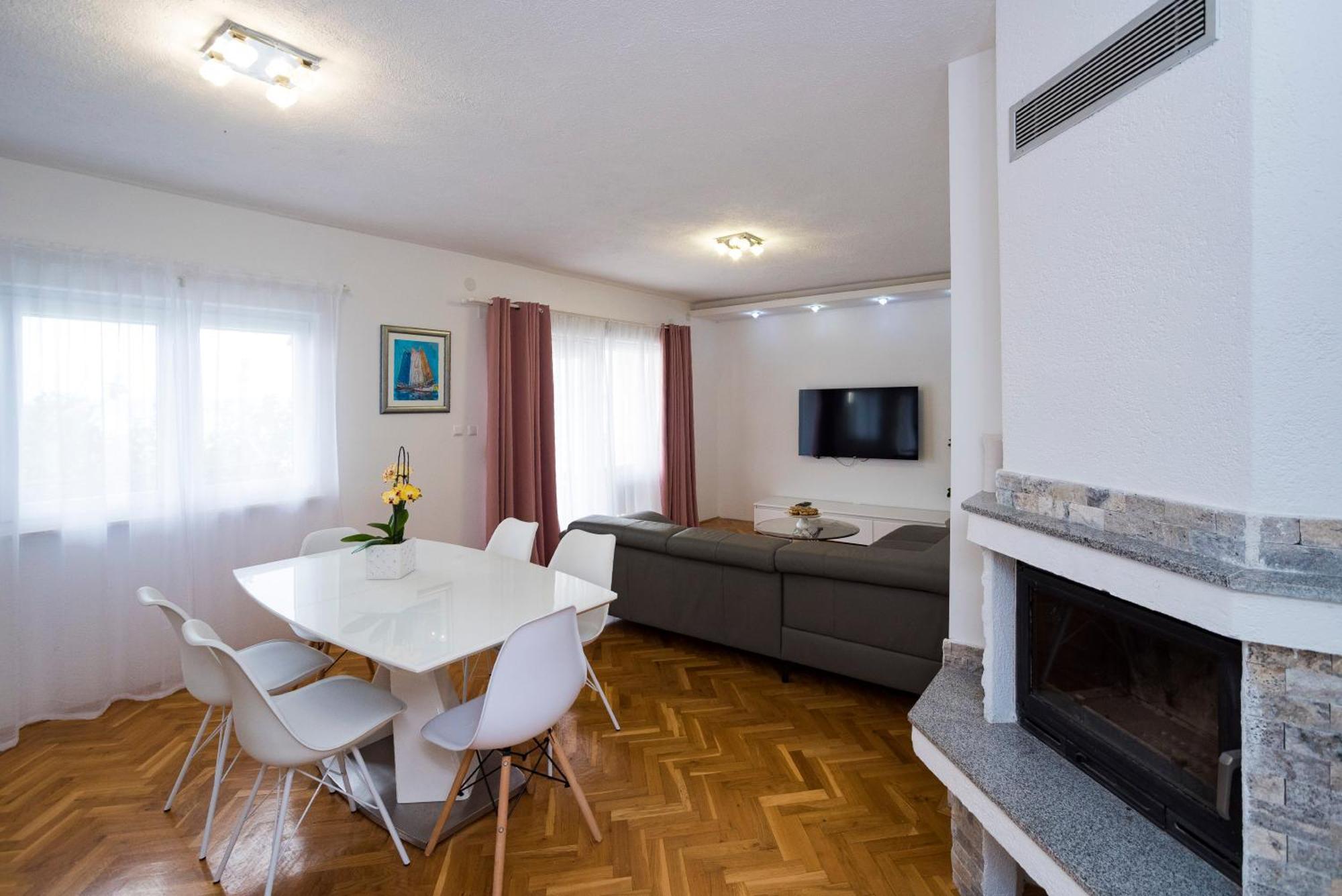 M&M Pelivan Apartment Каштела Экстерьер фото