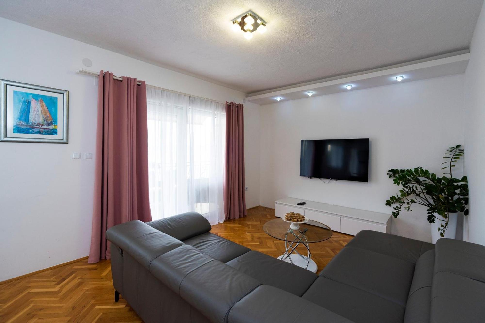 M&M Pelivan Apartment Каштела Экстерьер фото